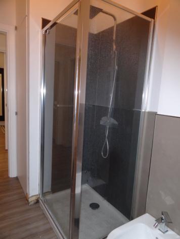 Appartamento arredato composto da ingresso, ampio soggiorno con cucina, due camere, bagno, ripostigli, balcone, cantina e posti auto, posizione comoda - Foto 18