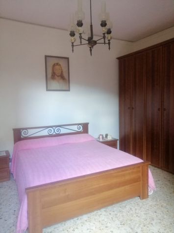 Fabbricato indipendente su due piani con corte e giardino - Foto 8