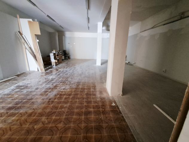 SCALA GRECA:BASSO COMMERCIALE DI MQ 230.3 VETRINE SU STRADA - Foto 7