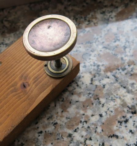 MANIGLIA IN OTTONE A POMELLO CON RONDELLA - VITE IN FERRO -