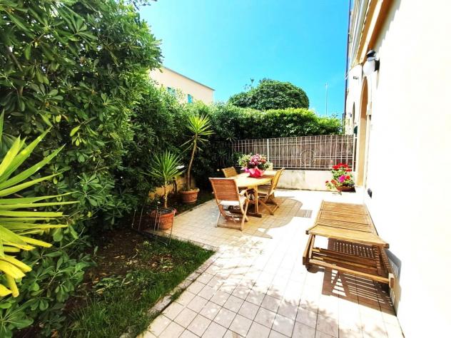 casa indipendente in vendita a Massa in zona Marina dei Ronchi