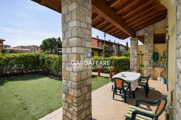 VILLETTA A SCHIERA DI TESTA CON GIARDINO SU TRE LATI E BELLISSIMO PORTICO VIVIBILE - Foto 2