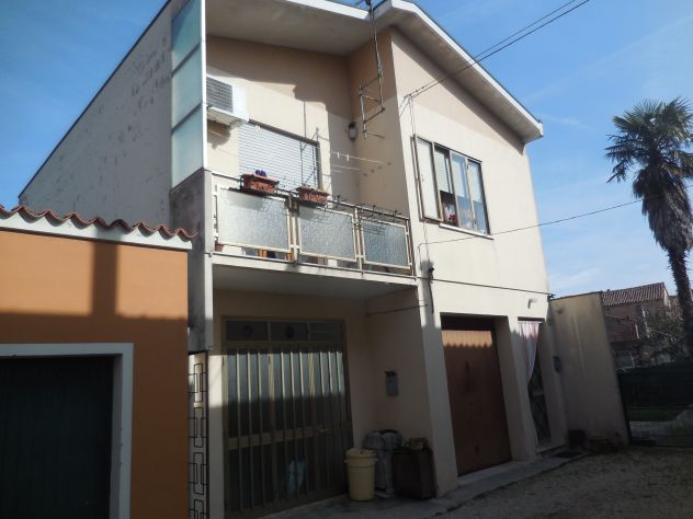 Casa indipendente in paese, con garage (V-CS.78)