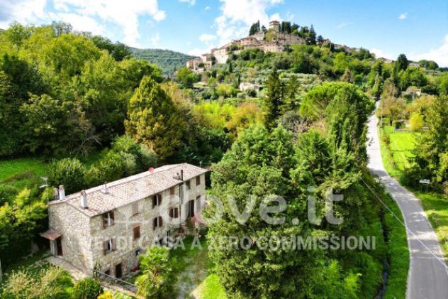 Rustico / Casale di 550 m² con più di 5 locali e box auto doppio in vendita a Cetona