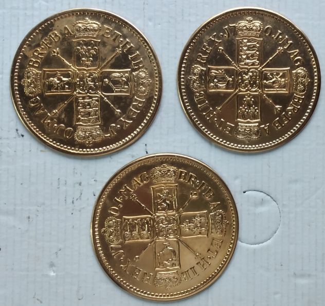 12 PIASTRE METALLICHE CON SIMBOLI DI VECCHIE MONETE - SOTTOBICCHIERI? - Foto 5