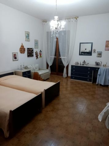 Ampio e luminoso appartamento con terrazzo panoramico e box auto nel centro di A - Foto 6