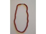 Collana di bigiotteria color corallo.