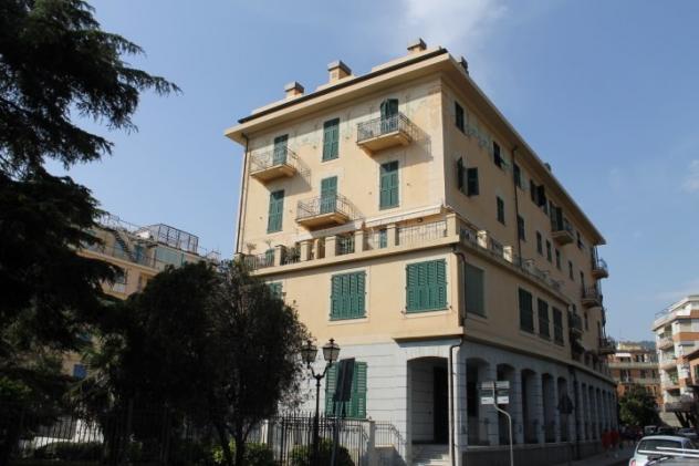 Alassio, Piazza Stalla, Bilocale piano secondo con ascensore, ampio terrazzo, doppio garage, posto auto e cantina