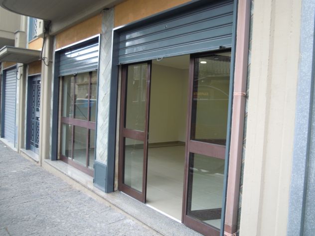 CODICE 6198 BOTTEGA RISTRUTTURATA CON DUE PUNTI LUCE IN VIA ROMA A BELPASSO - Foto 5