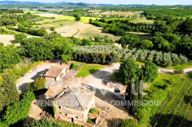 Rustico / Casale di 300 m² con più di 5 locali e box auto in vendita a Montepulciano - Foto 17