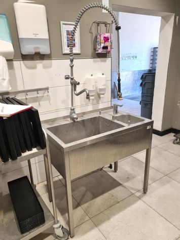 LAVATOIO PROFESSIONALE CON LAVAMANI USATO