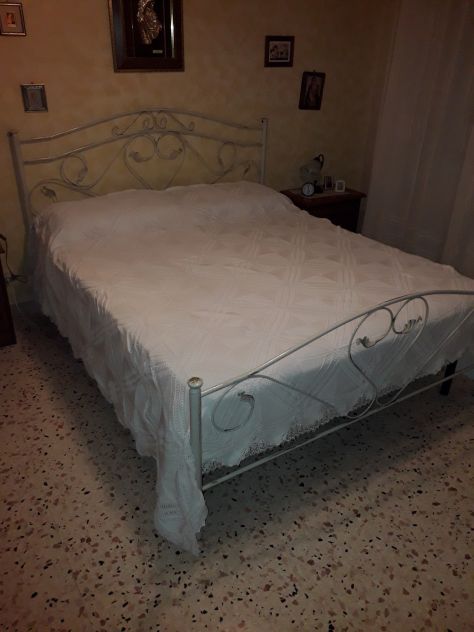 Vendo coperta di cotone per letto matrimoniale bianca lavorata a mano ai ferri