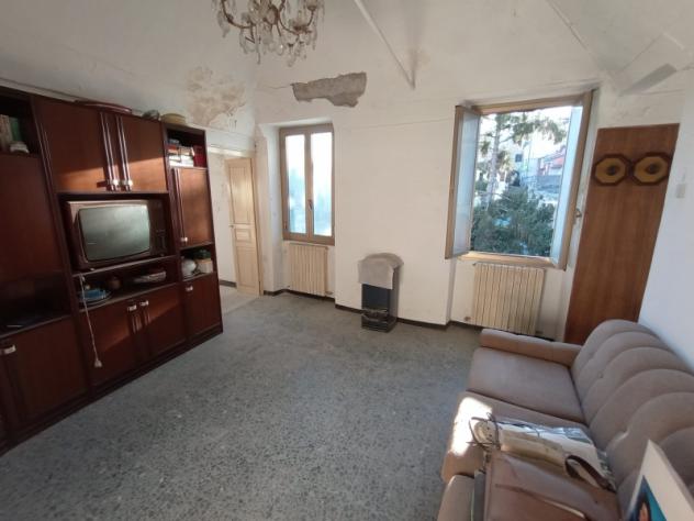 VENDESI A VILLA VIANI ALLOGGIO DI TRE VANI CON CANTINA DA RISISTEMARE - Foto 2