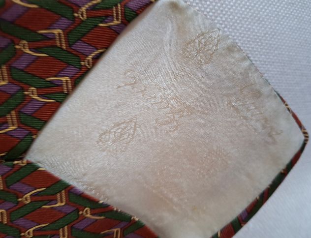 Gucci cravatta marroncino e verde a righe incrociate e disegno in seta - Foto 3