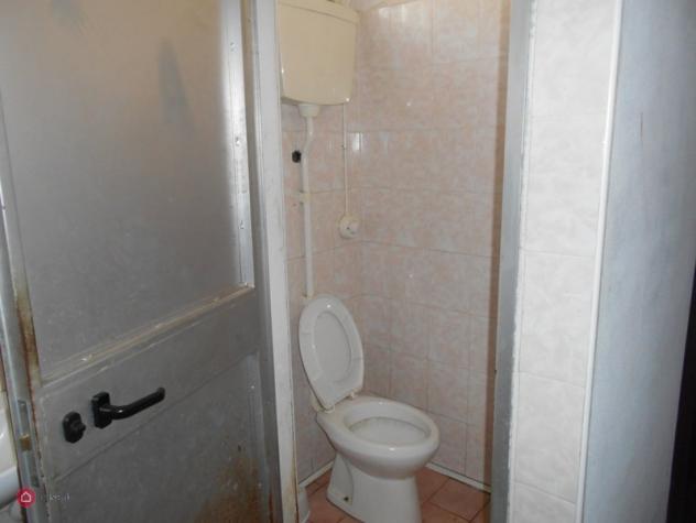 Struttura in parte residenziale ed in parte commerciale. Composta al piano terreno con negozio adibito ad ex albergo e bar con cucina, cantina al semi - Foto 10