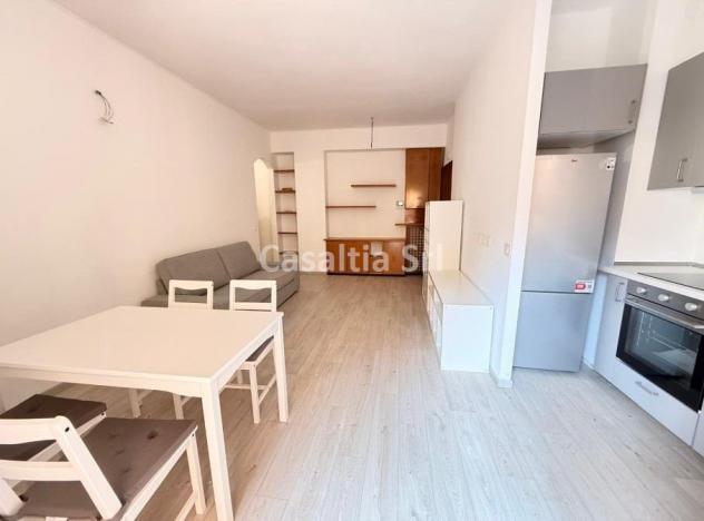 Stanza matrimoniale in trilocale ristrutturato, con aria condizionata e balcone disponibile da subito - Foto 12