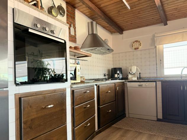 Marina di Massa, in pieno centro e a pochi passi dal mare: attico al 4° piano con ascensore, composto da ingresso, sala, ampia cucina, disimpegno, 3 c - Foto 7
