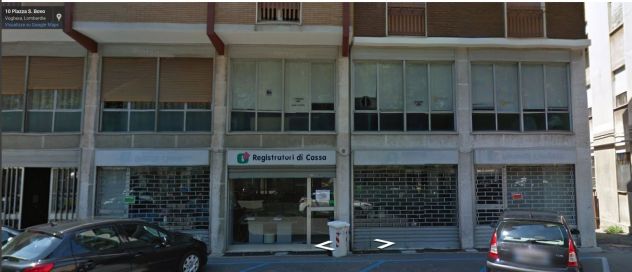 NEGOZIO 4 VETRINE CON AMPIO PARCHEGGIO ZONA CENTRO