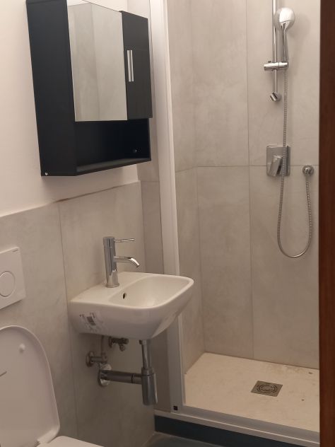 Appartamento ristrutturato affittasi a quattro studentesse - Foto 8