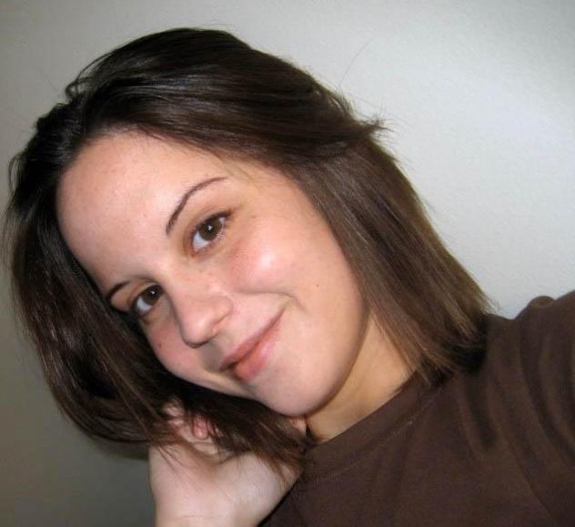 Donna di Pescara, 24 anni.  Fisico Normale Tel: