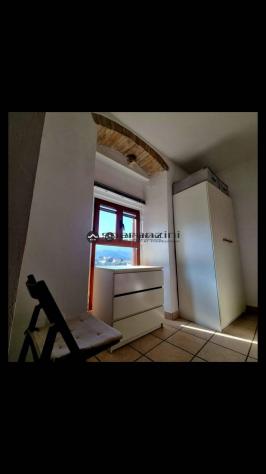 FOSSOMBRONE: Appartamento con soppalco e vista panoramica nel cuore di fossombrone
luce, riservatezza e vista esclusiva sul colle dei cappuccini
in po - Foto 9