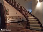 Palazzina indipendente terra-cielo sviluppata su tre livelli.