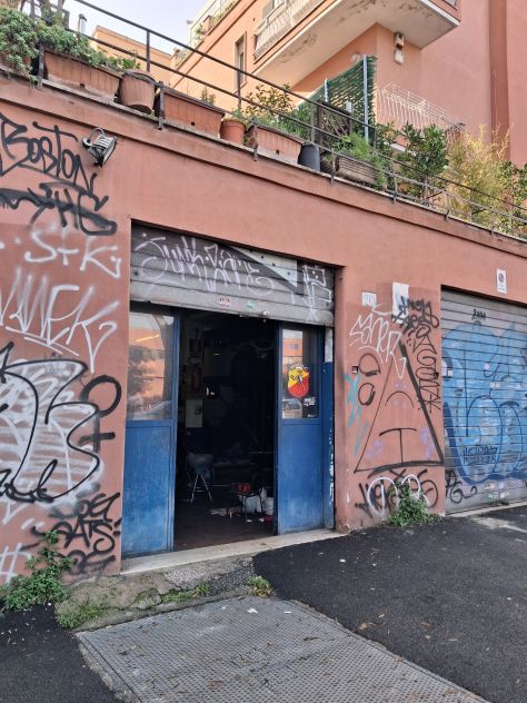 Negozio con due vetrine su strada ad ampio passaggio - Foto 2