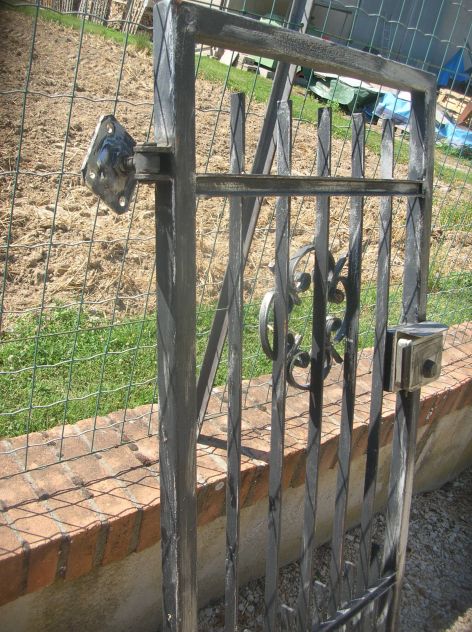 Cancello usato cm. 70 x alt. 150 cm. con cerniere e serratura elettrica - Foto 4