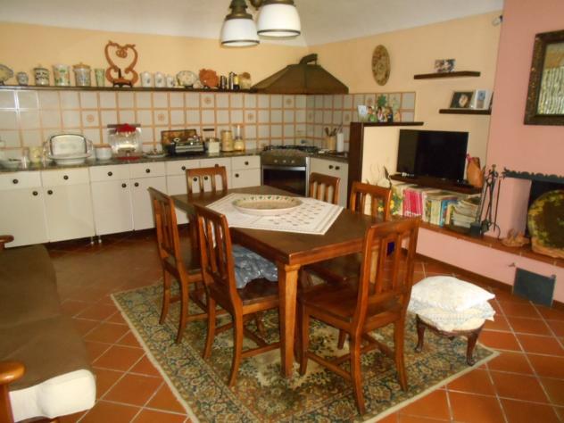 Indipendente su 2 piani: piano terra con ingresso con vano con comoda scala di collegamento, ampia cucina abitabile, sala, camera con bagno, altra cam - Foto 13