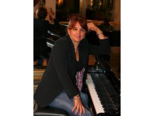 corsoInsegnante di Canto Moderno e Pianoforte a bambini e principianti