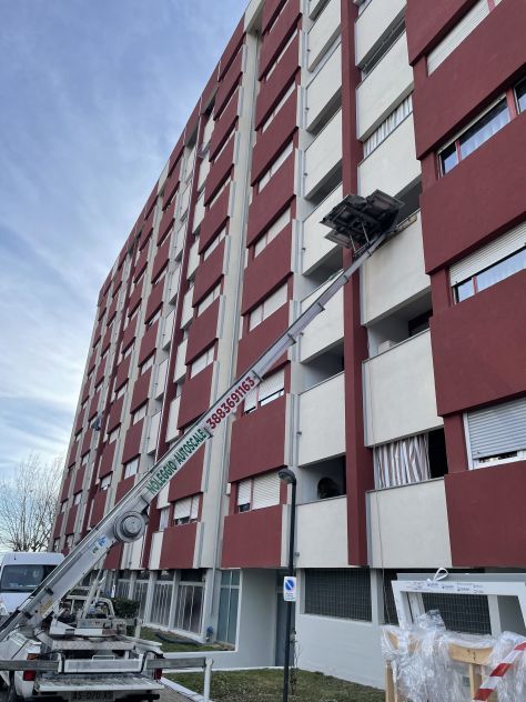 Noleggio autoscala per serramenti a Torino - Foto 4