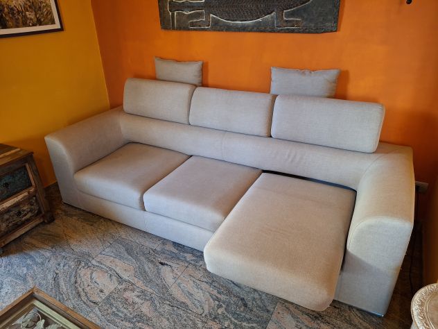 Divano moderno a tre posti
