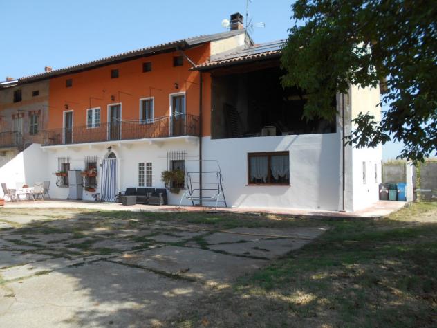 immersa nel verde, cascina ristrutturata libera su tre lati con cortile e giardino privato. Piiano terra: ampio soggiorno, sala da pranzo, cucina (che - Foto 2