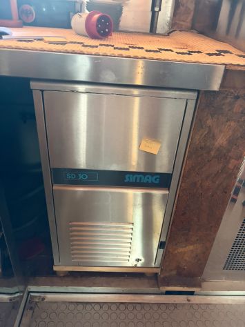 BLOCCO ATTREZZATURE CUCINA E BANCO BAR – PARI AL NUOVO - Foto 4