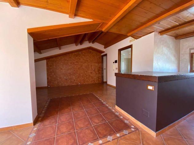 AMPIA SOLUZIONE AL PRIMO PIANO CON MANSARDA TERRAZZO E BOX - Foto 6