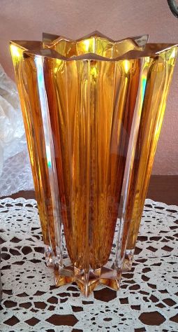 Vaso Art Déco in vetro ambra a forma di stella.