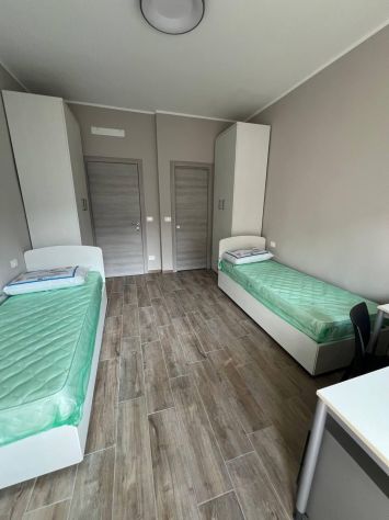 Offriamo un posto letto in una camera doppia - Foto 4