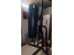 Struttura e sacco boxe con pesi