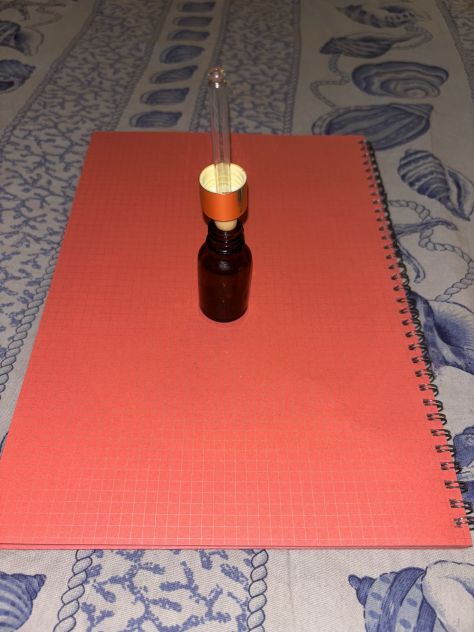 UN PICCOLO BARATTOLO IN VETRO CON TAPPO CON CONTAGOCCE IN VETRO PER OLI E SIERI - Foto 7