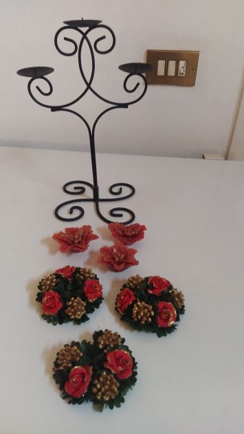 Candelabro in ferro con candele a forma di fiore e coroncine natalizie - Foto 3