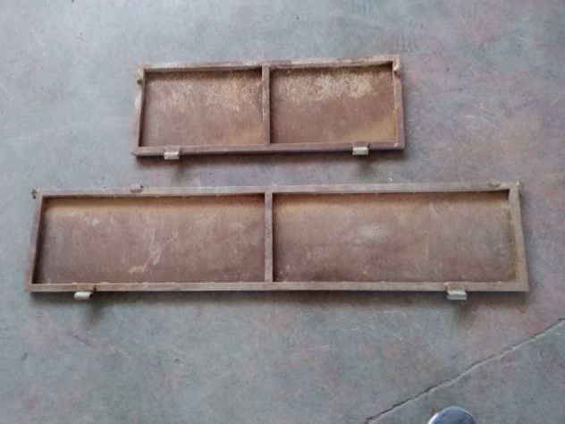 Due sponde per rimorchio una da cm 129 x 28 e l'altra da cm 76 x 28