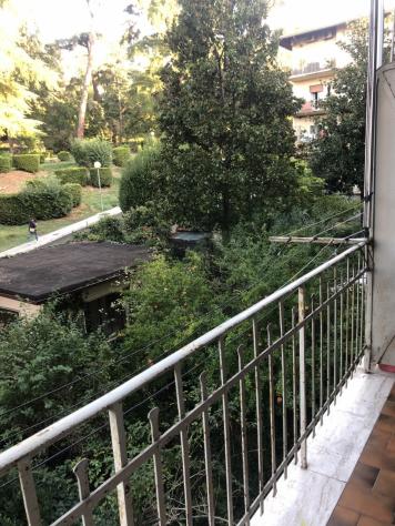 L'appartamento di mq.100 ha una buona distribuzione degli spazi con vani ampi, grandi finestre e soffitti alti; si fa apprezzare per la piacevole lumi - Foto 19