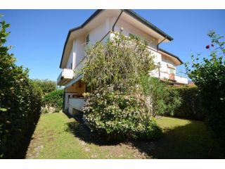 Villetta bifamiliare in affitto a Cinquale - Montignoso 200 mq  Rif: 1397388