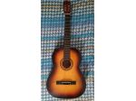 Chitarra classica con custodia Milano Rogoredo metro gialla