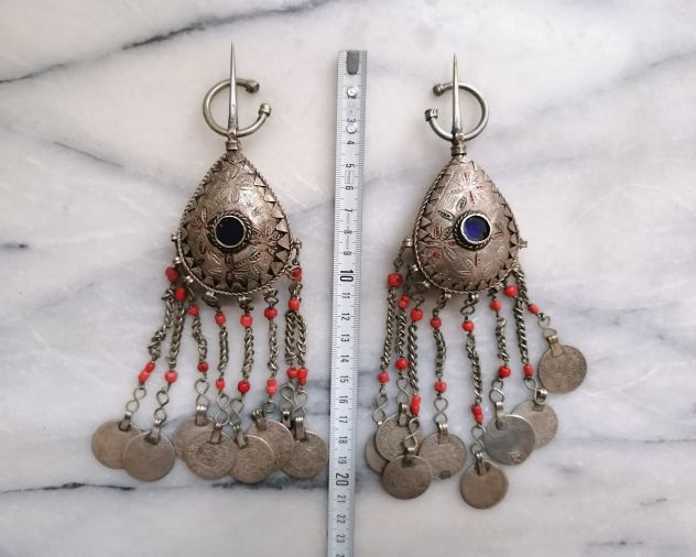 SPETTACOLARE ANTICA COPPIA DI FIBULE BERBERE TIZERZAI CON MONETE A PENDAGLI.