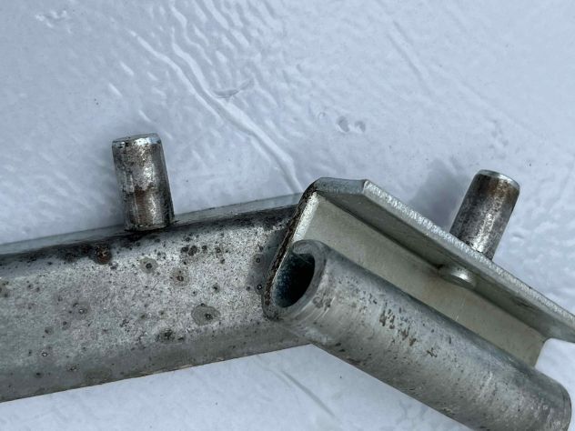 Perni, cerniere, ganci per fissare macchina da cucire sul tavolo