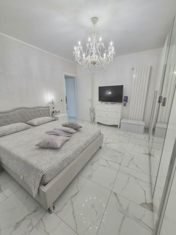 Elegante soluzione indipendente ristrutturata e arredata con due corti private - Foto 3