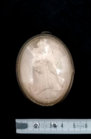 ANTICO MEDAGLIONE CON SCULTURA VOTIVA IN SCHIUMA SOTTO VETRO, 1800. - Foto 10