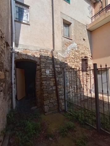 VENDESI A VILLA FARALDI RUSTICO DI 50MQ E CANTINE SOTTOSTANTI