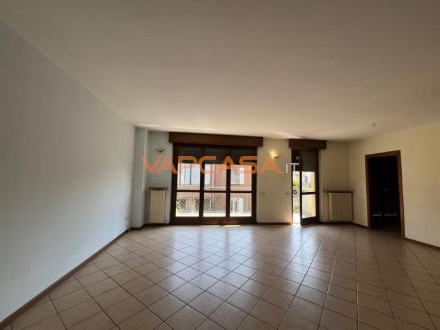 Quadrilocale su due livelli con terrazzo, box e cantina in centro ad Azzano San Paolo